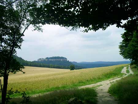 Die Festung Königstein vom Pfaffenstein aus gesehen, bequemer Abstieg, links der Quirl Die Festung Königstein vom Pfaffenstein aus gesehen festung königstein pfaffenstein pfaffendorf quirl