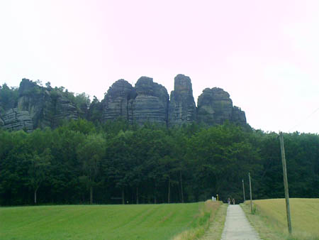 Der Pfaffenstein - Weg von Pfaffendorf zum Pfaffenstein Der Pfaffenstein von Pfaffendorf aus gesehen pfaffenstein pfaffendorf