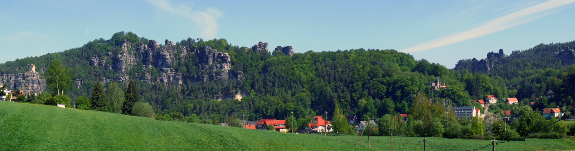 Rathen Ortseingang mit Blick auf die Bastei, die Lokomotive, den Talwaechter sowie Oberrathen und Unterrathen