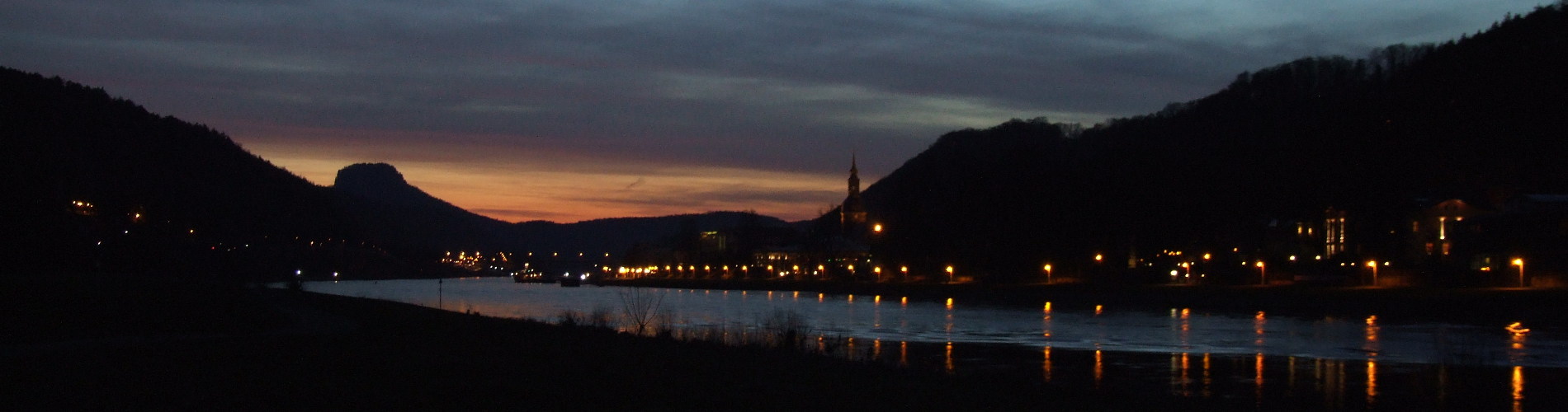 Bad Schandau bei Nacht, Elbufer, im Hintergrund der Lilienstein